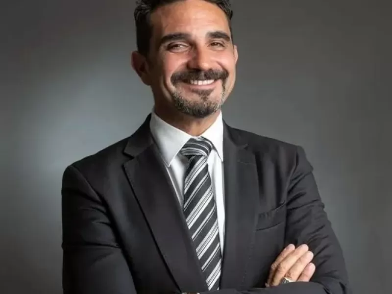 Santiago Caputo abre otra interna al contratar abogados para la privatización del Belgrano Cargas
