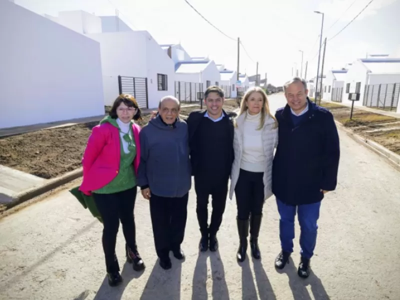 Kicillof y Magario entregaron 110 viviendas a familias de Berazategui