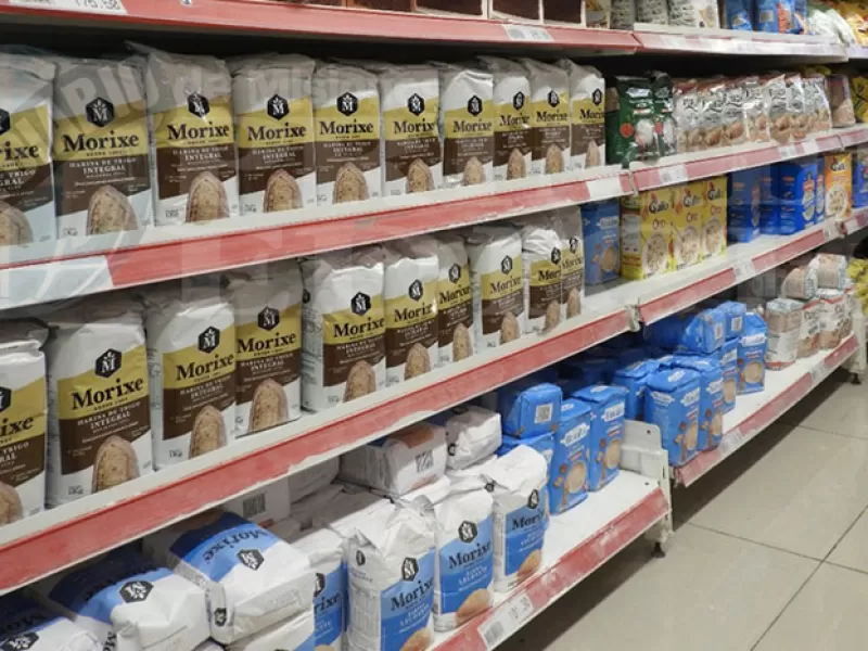 Las alimenticias suben precios y ven devaluación