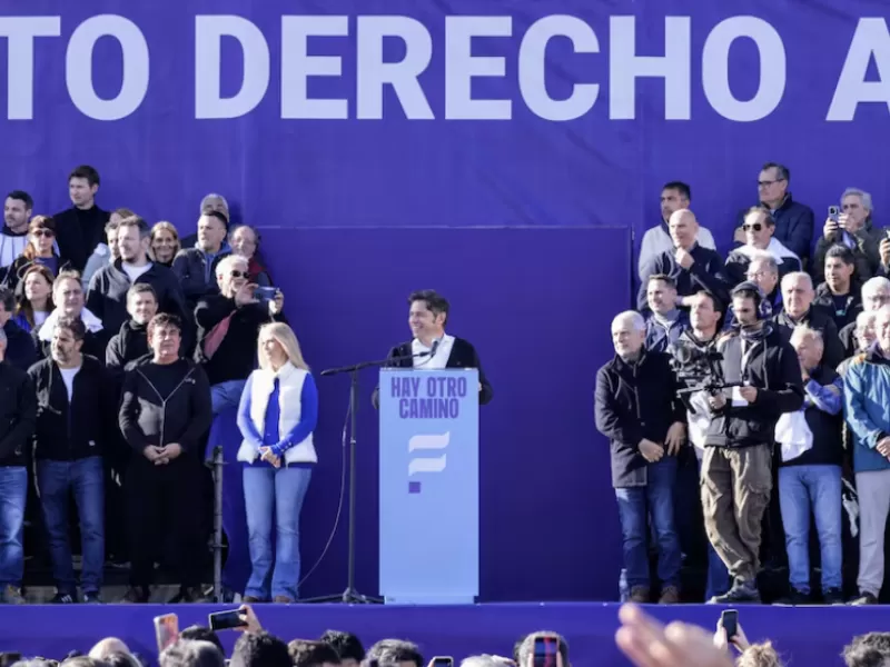 En medio de la tensión con el kirchnerismo, Kicillof apuesta a reforzar su espacio con intendentes de la UCR