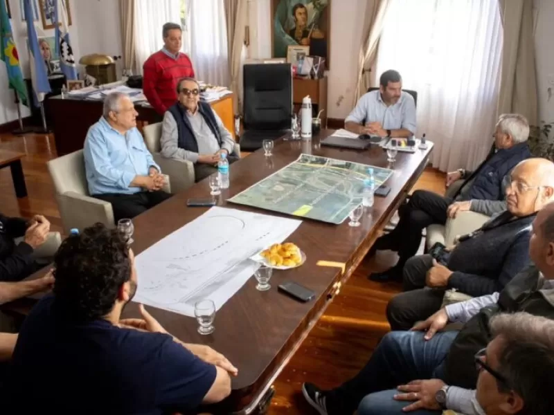 El intendente de Dolores, Juan Pablo Garcia recibió a autoridades de la Asociación Corredores de Turismo Carretera