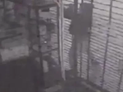 Video: en plena madrugada destroz&oacute; una vidriera para robar en un comercio de Independencia y Moreno